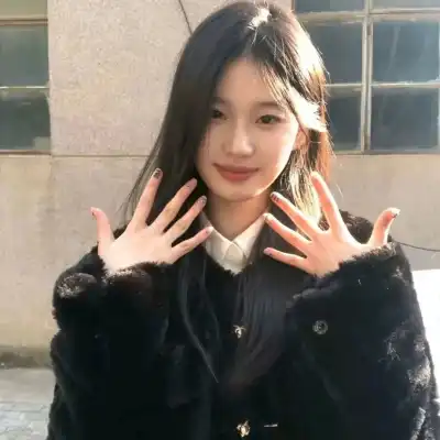 钟由希